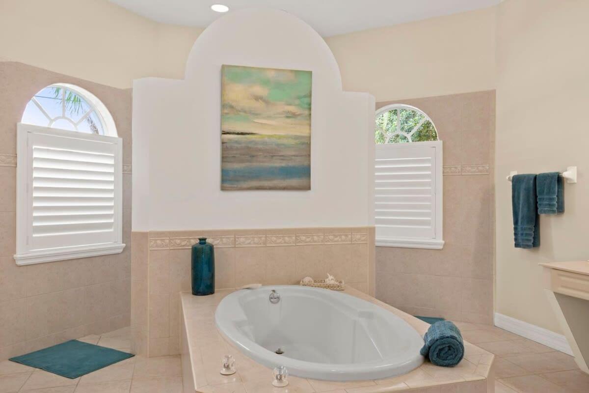 Cape Serenity- Luxury Waterfront With Kayaks Hébergement de vacances Cape Coral